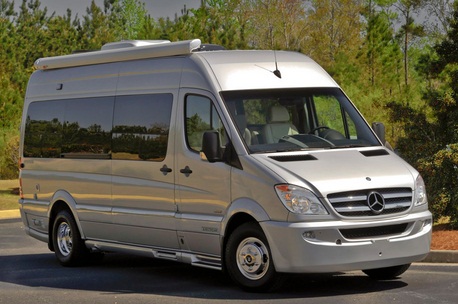 Заказать микроавтобус Mercedes-Benz Sprinter на свадьбу в Санкт-Петербурге, в качестве элегантного и надежного транспортного средства с отличными техническими показателями