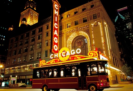 На фото представлена культовая в США автобусная экскурсия - «Путешествие по гангстерскому Чикаго», которая пролегает по многим знаковым и живописным местам этого крупнейшего города