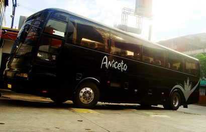 На фото запечатлен автобус Aero Queen High Decker от компании MITSUBISHI, который был значительно усовершенствован для культовой рок-группы Aerosmith
