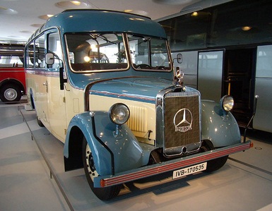 Краткая история зарождения автобусной индустрии - на фото представлен один из первых представителей автобусов марки известной ныне как «Mercedes Benz»