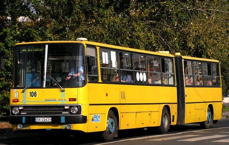 На фото представлен автобус марки «Икарус», надежного и долговечного представителя общественного транспорта, однако, приевшегося за долгие годы использования